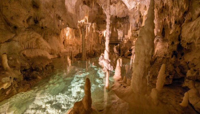 Grotte-di-Frasassi-laghetto