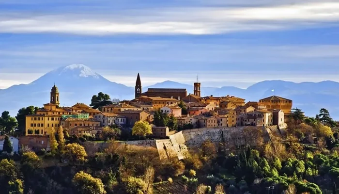 mondavio-il-borgo-delle-marche-dominato-dalla-rocca